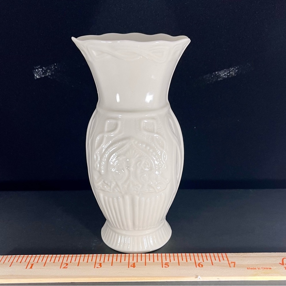 Vintage 2001 Belleek Event Piece Birds of Affection Ceramic Vase‎ Signed